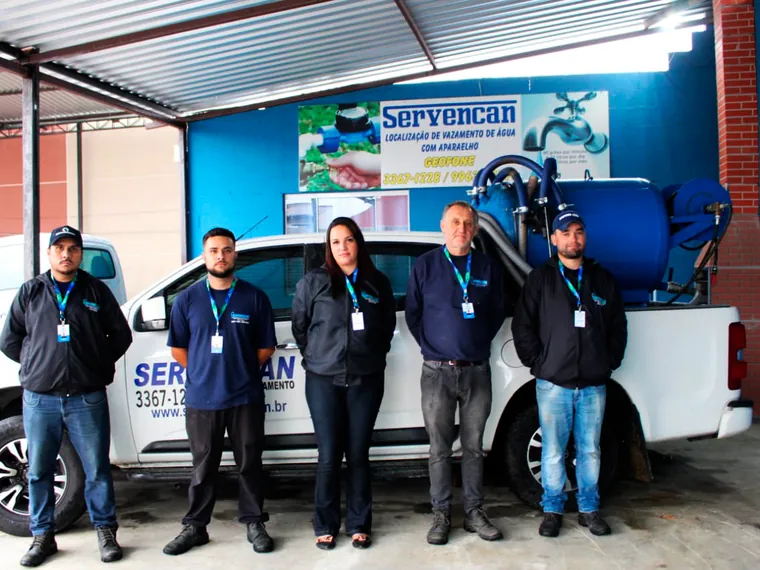 Equipe uniformizada da Servencan, com veículo e equipamento próprios