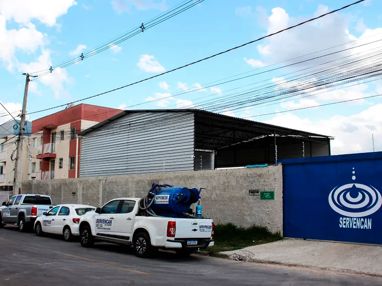 Sede da empresa e veículos prontos para o atendimento