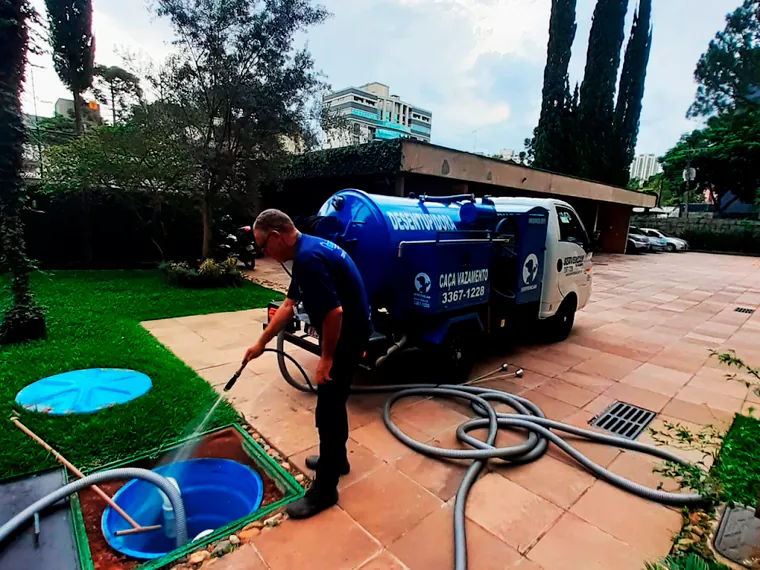 Atendimento de desentupimento em residência, com caminhão próprio